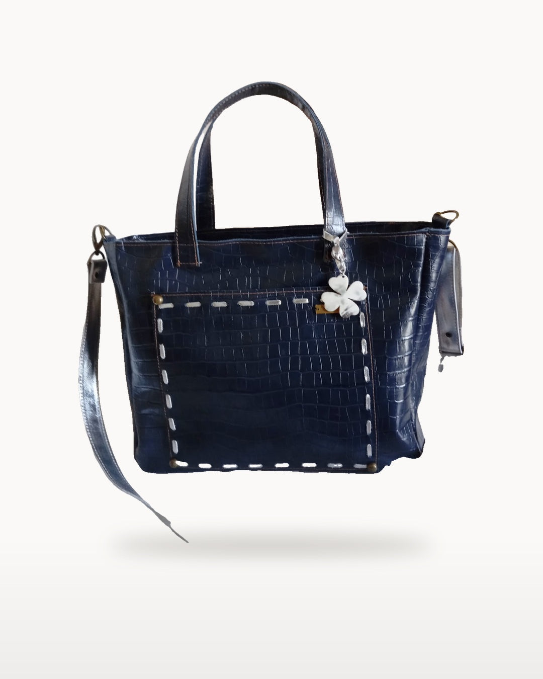 Bolso Nola Liso Negro de Isabelle, sobre fondo blanco