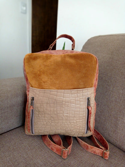 Foto de la Mochila Alda Marrón Tostado con detalle del cuero