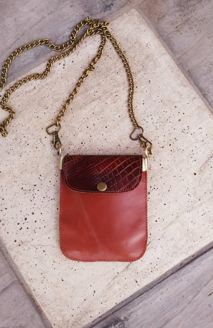 Porta Celular Aurora Rojo con cuero liso rojo y solapa croco, correa de cadena dorada