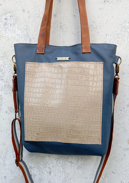 Cartera Bruna Azul de cuero liso con cierre y detalles en color azul