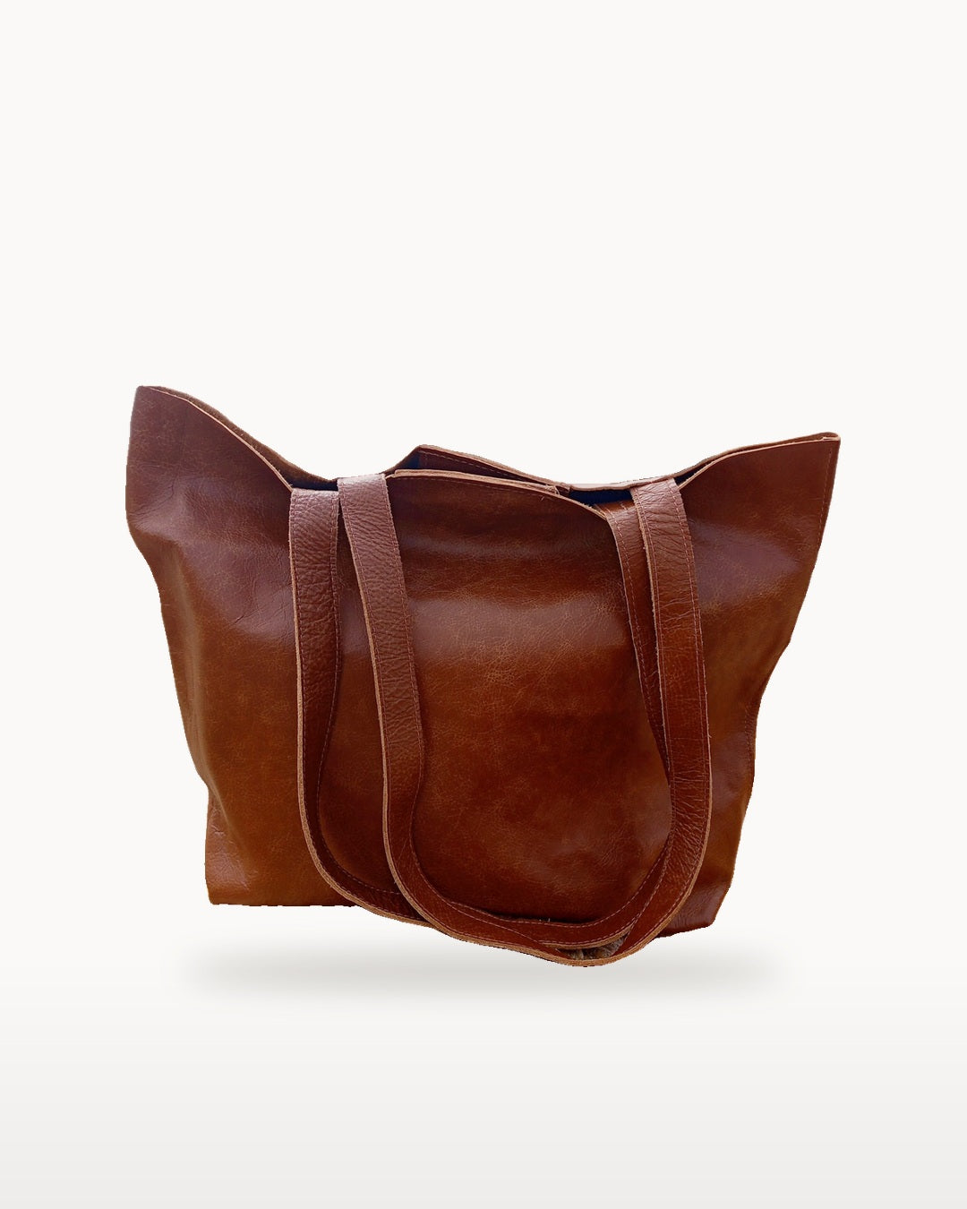 Bolso Juana Marrón Cobrizo de Isabelle, sobre fondo blanco