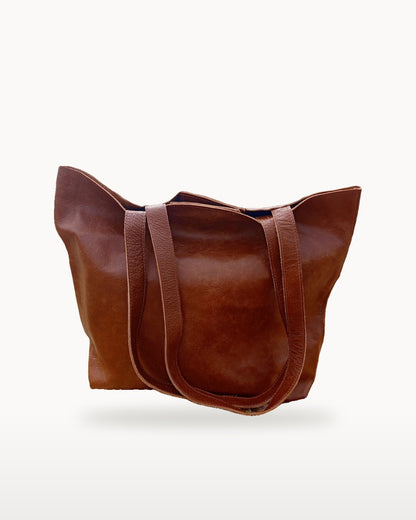 Bolso Juana Marrón Cobrizo de Isabelle, sobre fondo blanco