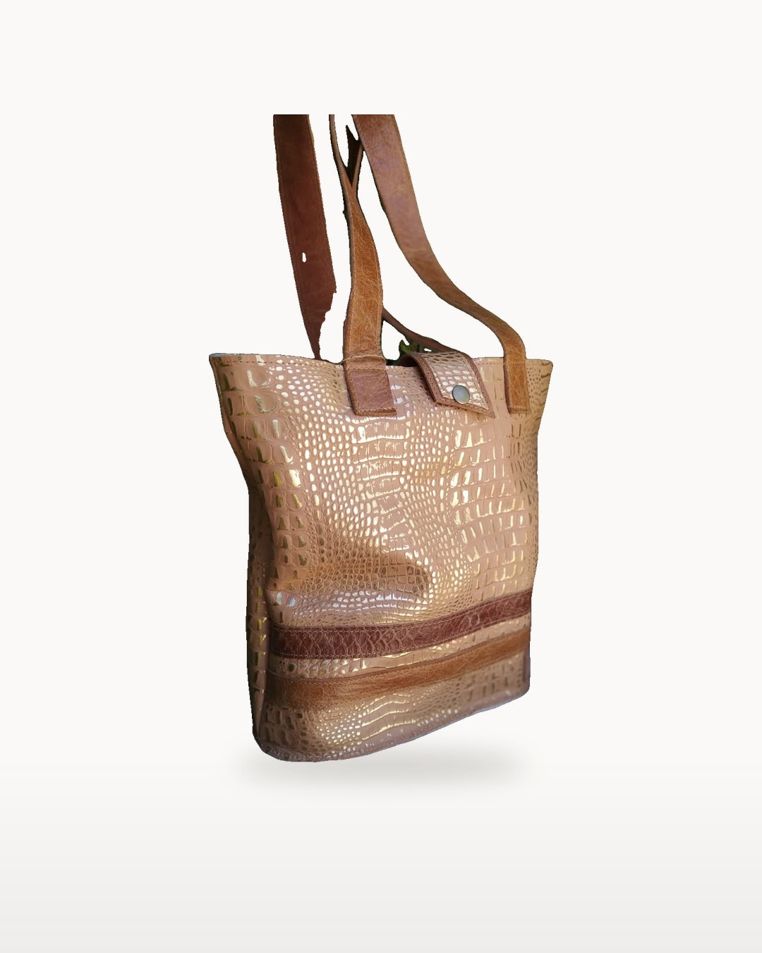 Bolso Matero Mara Beige de Isabelle, sobre fondo blanco
